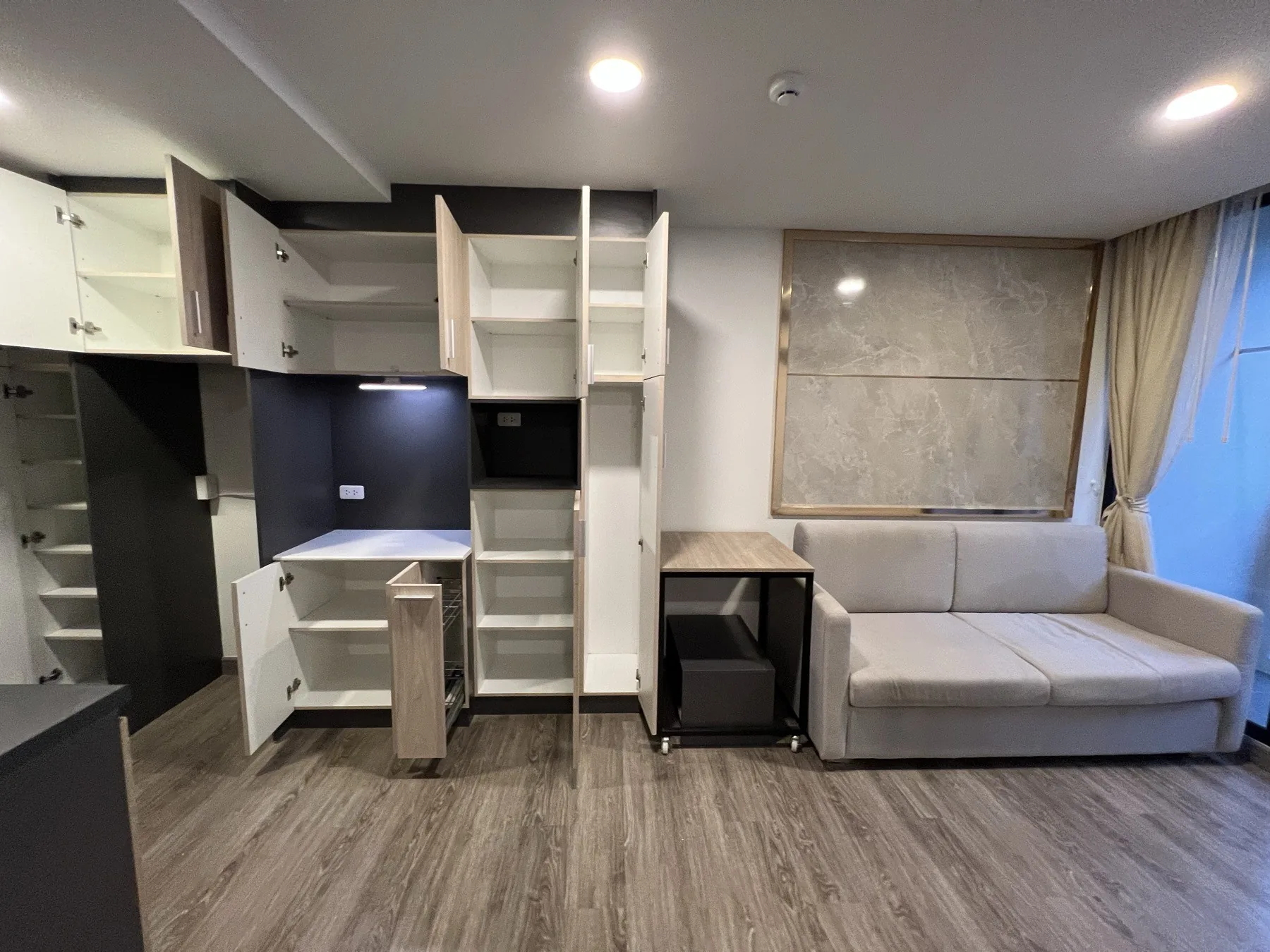 ตู้ Built-in เปิดให้เห็นพื้นที่เก็บของภายใน